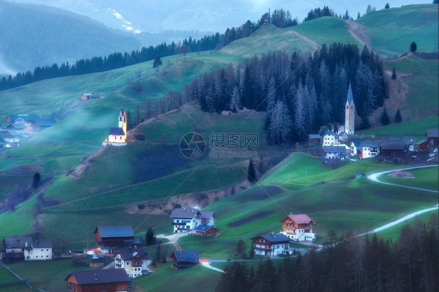 多洛米山脉的阿尔卑斯村图片