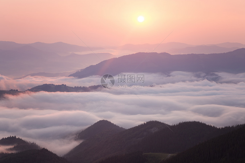 日出在多云的山脊上图片