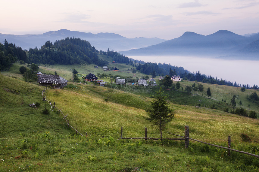 日出前的山区农村景观喀尔巴阡山乌克兰图片