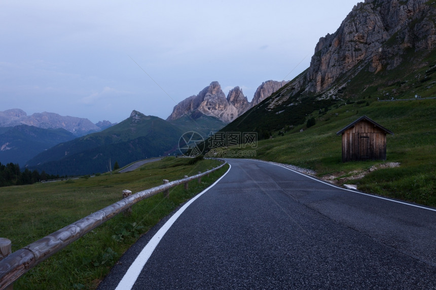 意大利多洛米特阿尔卑斯山公路图片