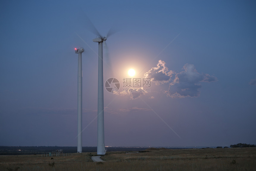 风台涡轮机和天空满月图片