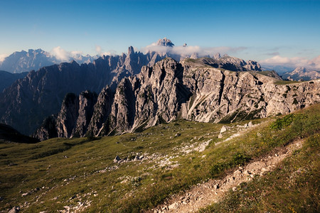 意大利多洛米特TreCime附近山脊全景图片