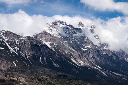 在CortinaDAmpezzo上方的多洛米山脉背景图片