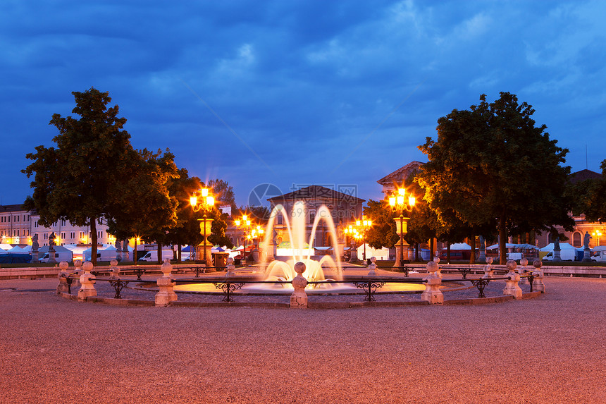 清晨在PratodellaValle的PratoDellaValle喷泉意大利维内托PadovaVeneto图片