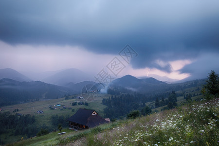 雷暴中的山区农村地貌乌克兰喀尔巴阡山图片