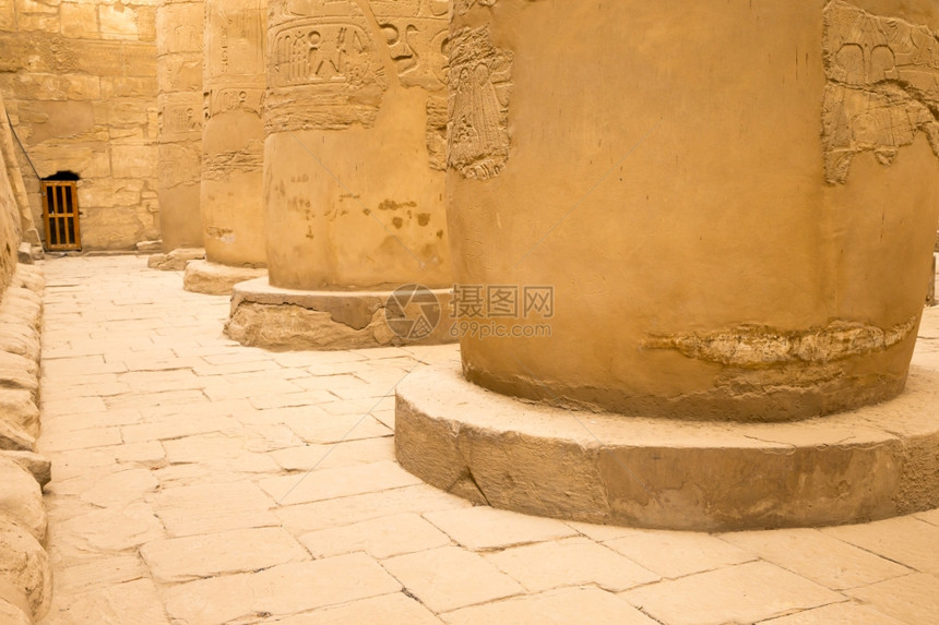 在埃及卡纳克的象形文字中紧的柱子图片