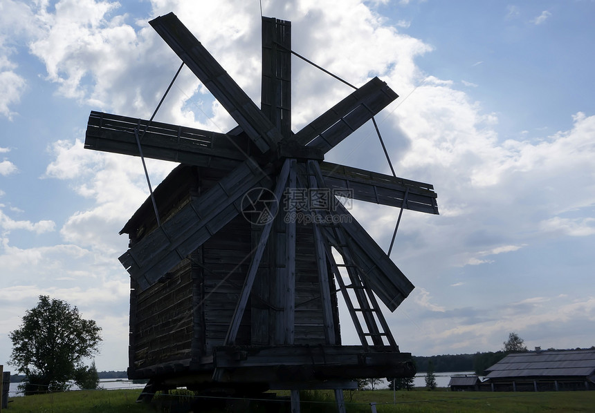 老俄罗斯风车在田野里一个美妙的生锈外观背景图片