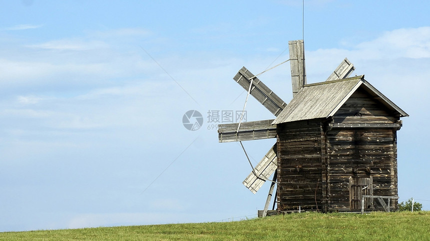 在田野里的俄罗斯风车图片