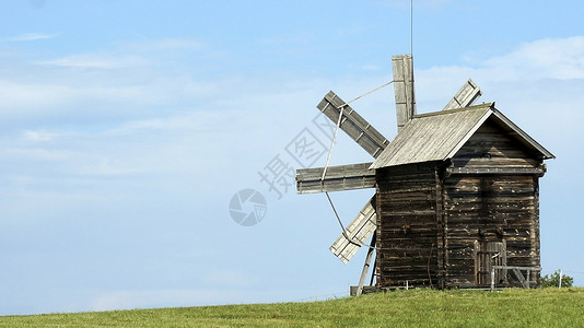 风车小屋在田野里的俄罗斯风车背景