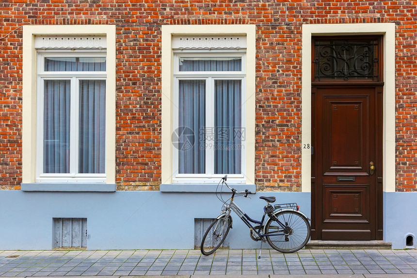 比利时布鲁日街有自行车的景象城市风图片