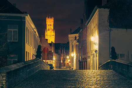 在比利时布鲁日一个中世纪童话镇和贝尔福特塔的景象城市和夜间比利时布鲁日的中世纪童话镇和贝尔福特塔背景图片