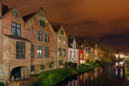 比利时布鲁日的景象城市与般的中世纪夜运河图片