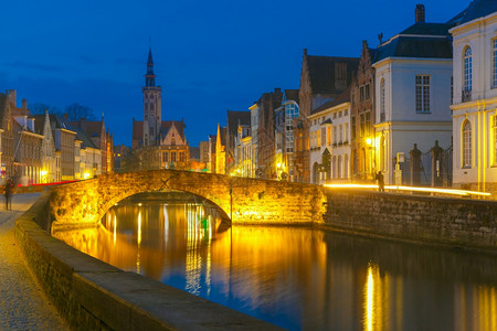在比利时布鲁日看到SpiegelreiCanalSpiegel桥梁和教堂的景象夜间城市风景背景图片