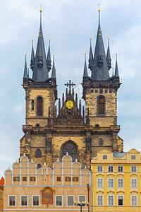 在捷克布拉格旧城广场的Tyn前圣母教堂图片