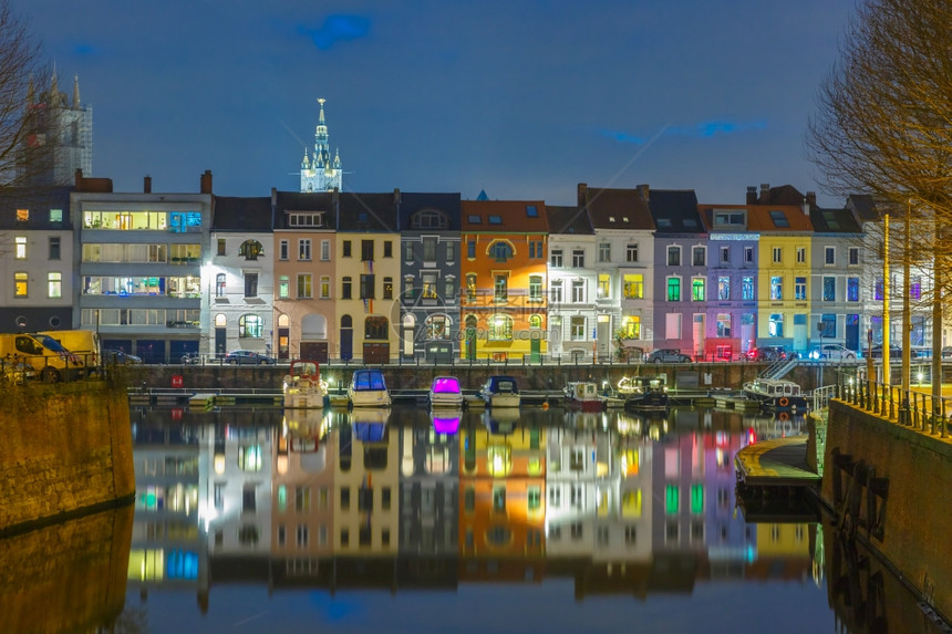 比利时根特镇Leie河岸边有彩色房屋和贝尔弗里塔的反光房屋和Belfry塔夜间图片
