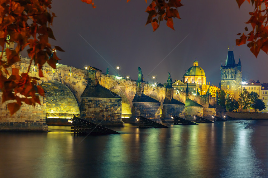 CharlesBridgeandOldTown桥和旧城塔晚上在捷克布拉格图片