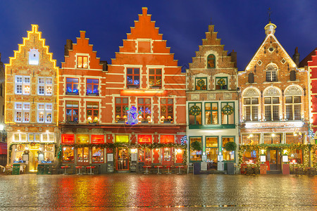 在比利时布鲁日市中心圣诞节装饰和照亮的旧马克广场图片