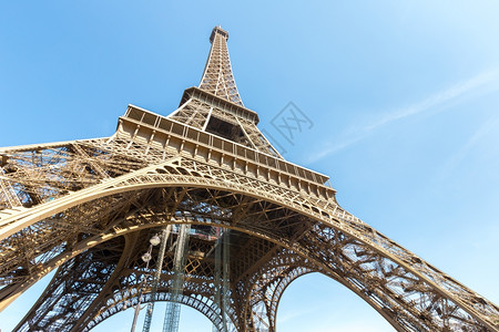 埃菲尔铁塔蓝色的天空夏法国巴黎图片