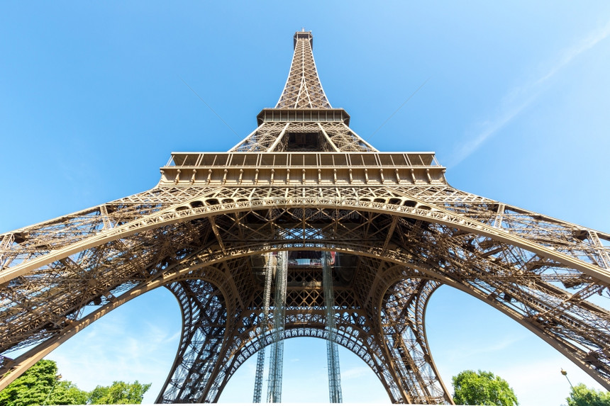 埃菲尔铁塔蓝色的天空夏法国巴黎图片