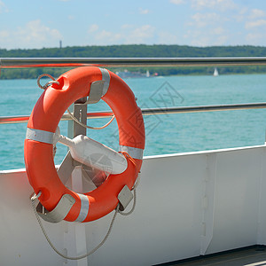 橙色内衬鲀船上的救生艇背景
