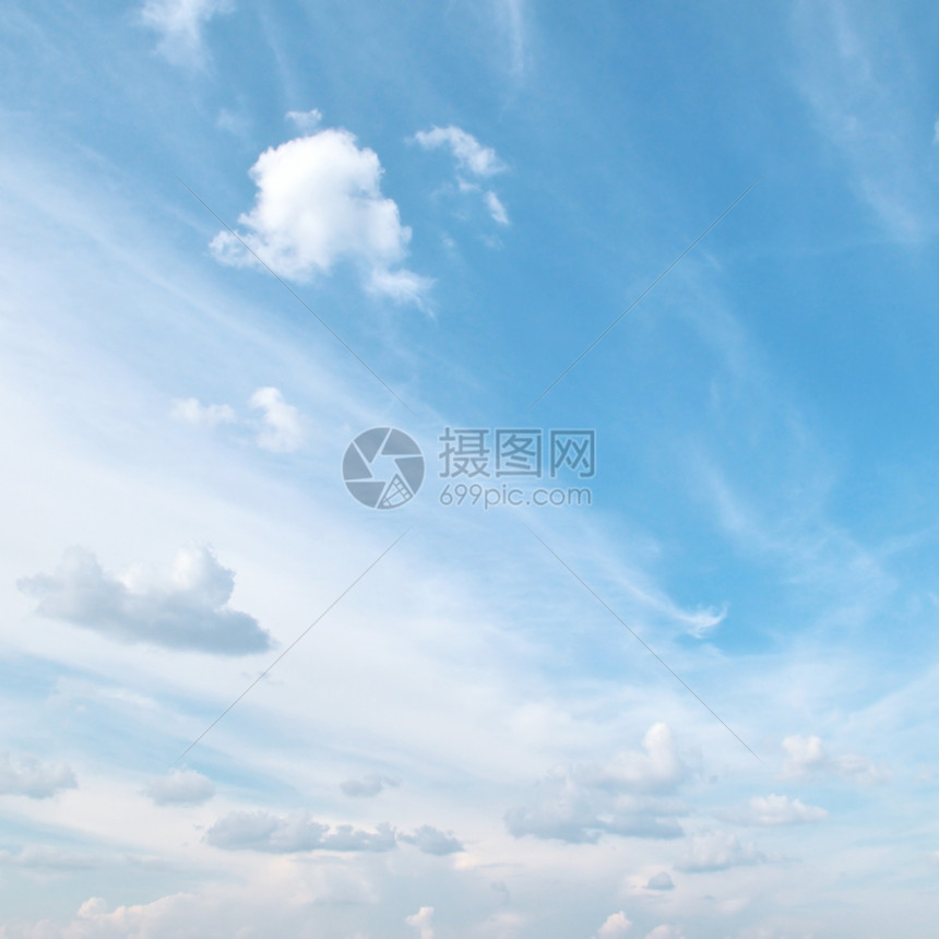 蓝色天空中的云彩图片
