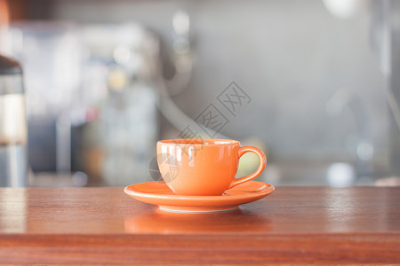 咖啡店的小型橙杯股票照片图片