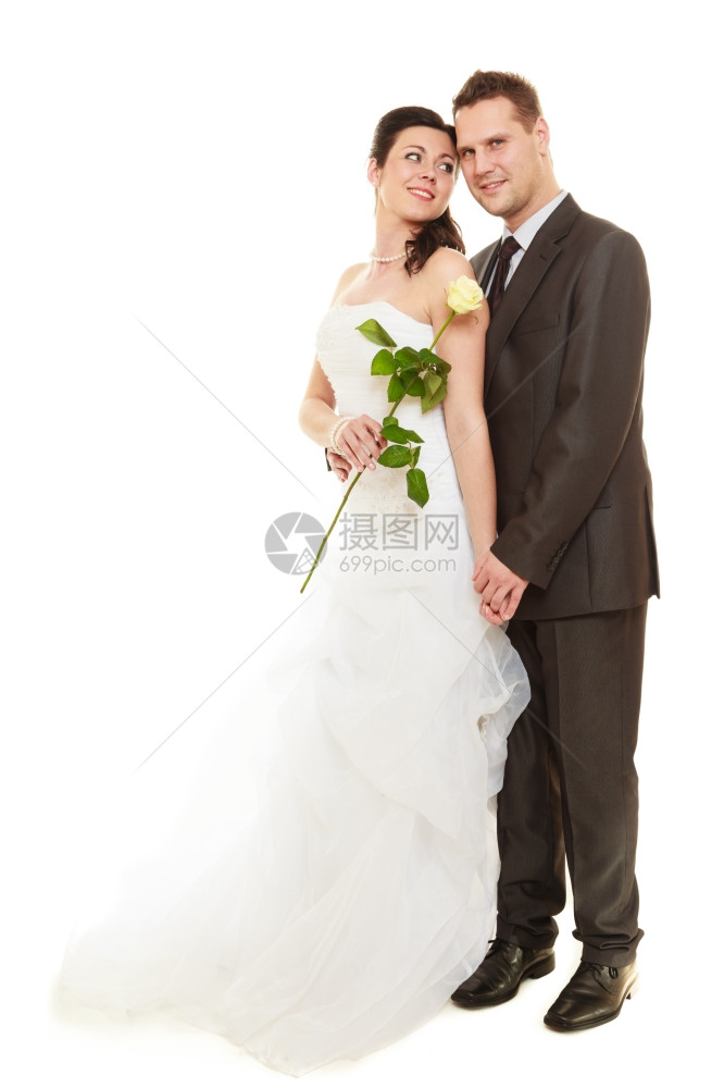 结婚日浪漫已夫妇的肖像整个工作室拍的是白色背景图片