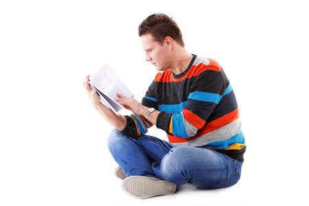 一名男生在读本孤立的白色书时图片
