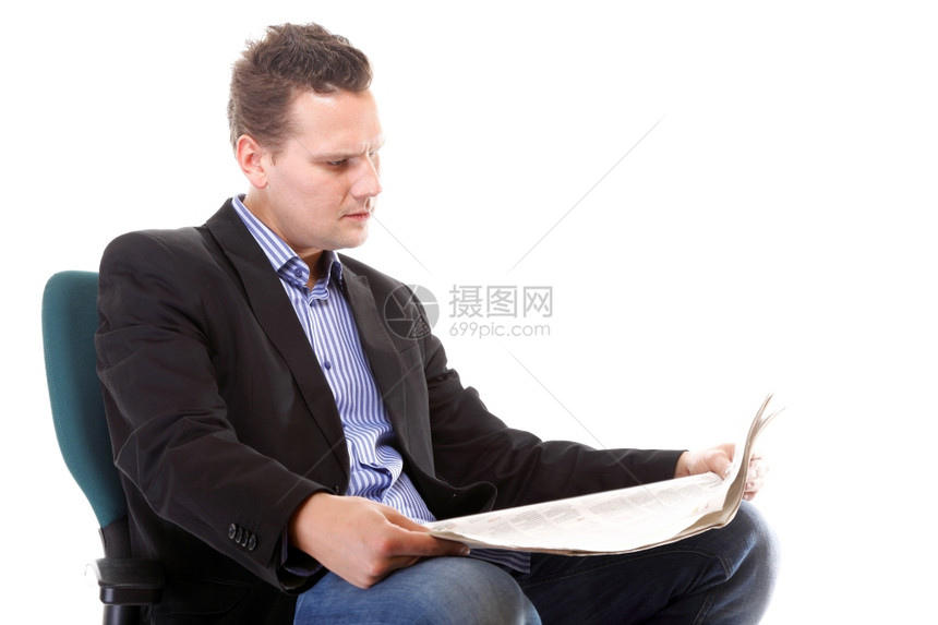 坐在椅子上看白背景孤立报纸的商人图片