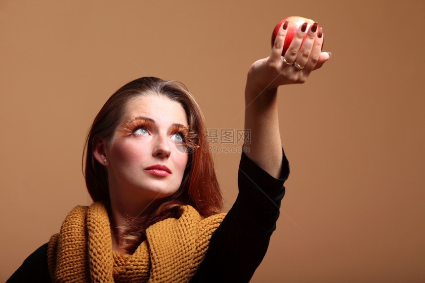 女人手上拿着一个苹果图片