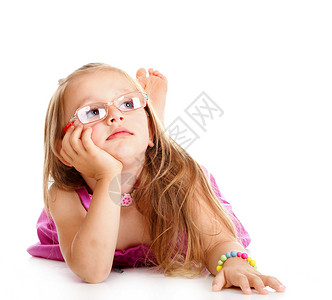 戴眼镜的可怜小女孩躺在地板上图片