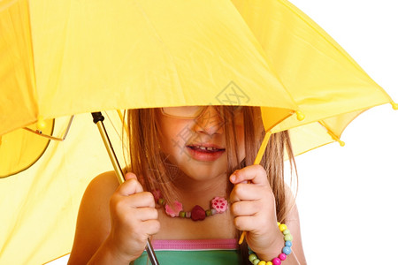 打着黄色雨伞站立的小女孩图片
