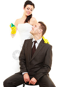 婚内打扫家务穿白衣新娘郎穿西装女人拿着海绵孤立无援图片