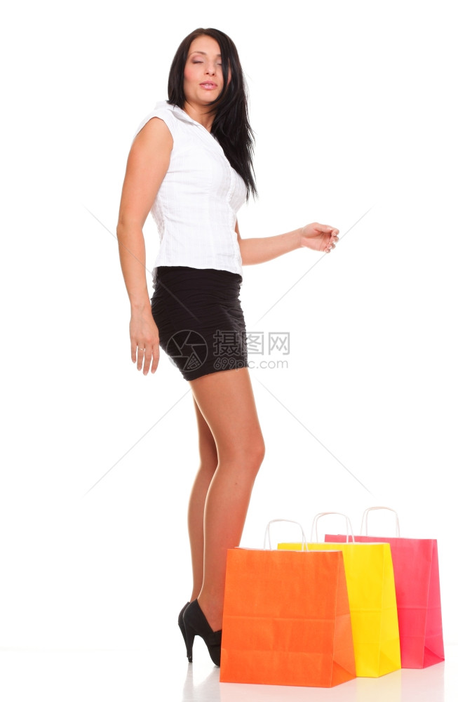 满身是快乐的年轻女士带着孤立的白种背景购物袋图片