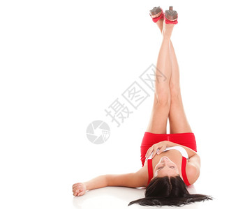 穿着红衣服的女人躺着放松双腿直抬起来与世隔绝图片