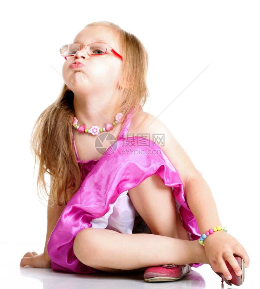 坐在地上一个可爱的女孩满利赫特坐在地板上图片