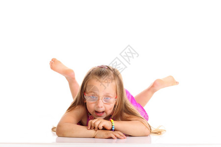 戴眼镜的可怜小女孩躺在地板上图片