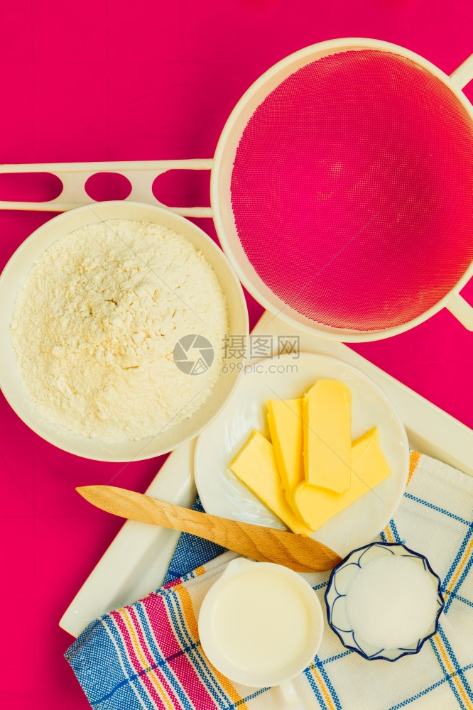 面粉黄油和牛奶的俯视图图片