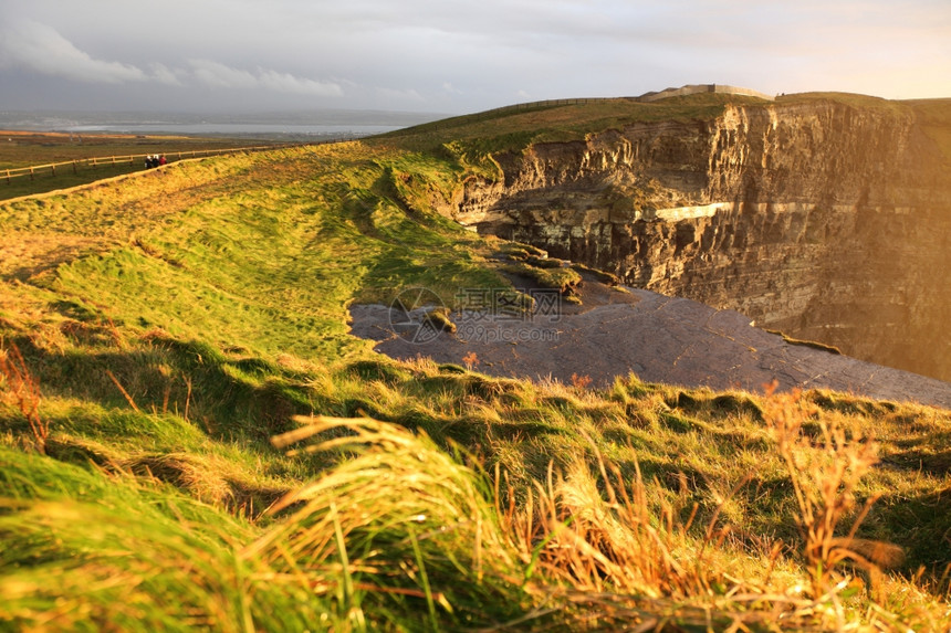 在CoClare爱尔兰自然景点日落时Moher著名的悬崖图片