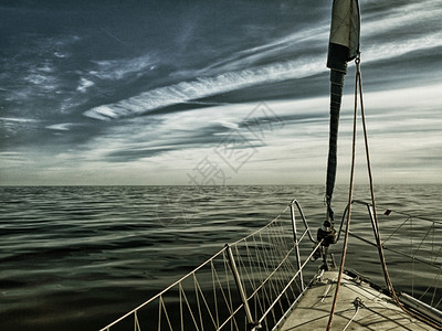 暑假傍晚在黄海航行的游艇帆船旅奢华生活方式图片