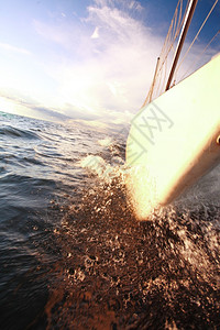 日落出暑假时在黄海航行的游艇帆船背景图片