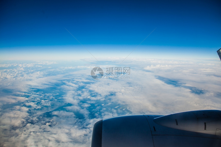 从云中飞行的机窗口查看云色图片