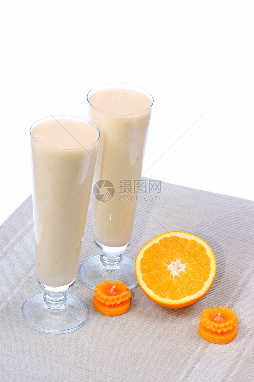 橙子水果切片和鸡尾酒白底孤立图片