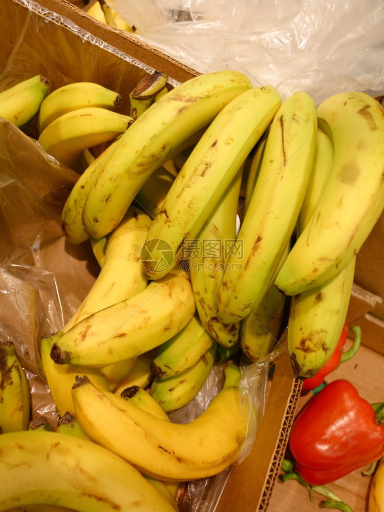 水果市场上有很多香蕉图片