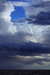 灰色蓝深的闪电暴云在海面黑暗的天空上暴风雨背景图片
