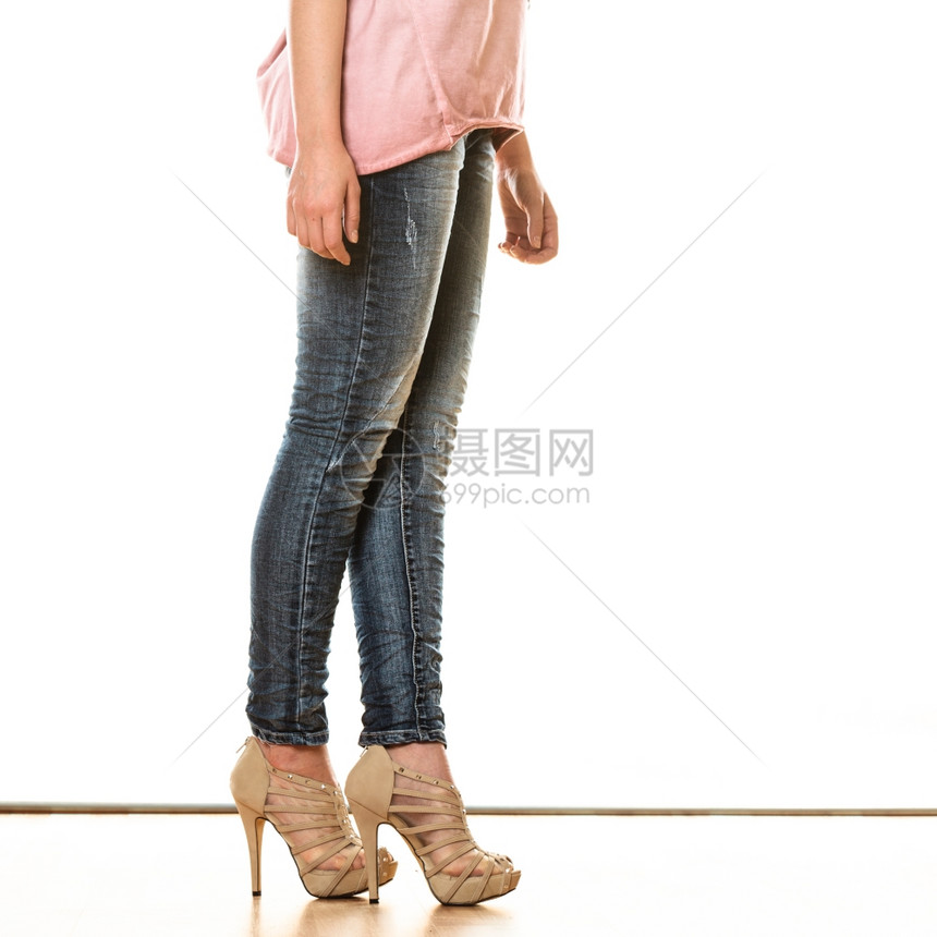 时装和人的概念穿着牛仔裤的女子双腿穿着牛仔裤平台的高鞋穿着跟图片