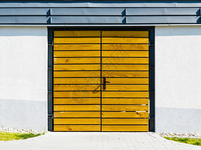 车库房屋或仓入口外面的黄木门图片