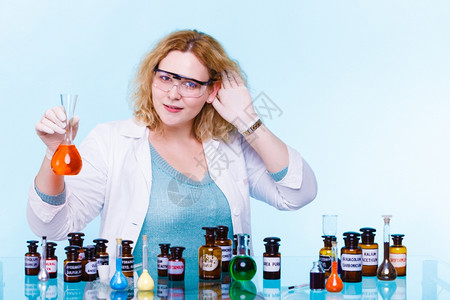 做实验的女化学家图片