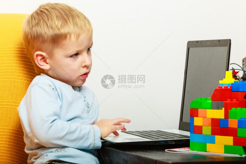 玩笔记本电脑的小男孩图片