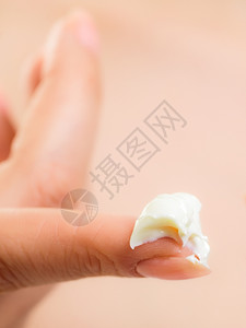 皮肤护理女人照顾干皮肤女手上脱脂奶油美容治疗图片